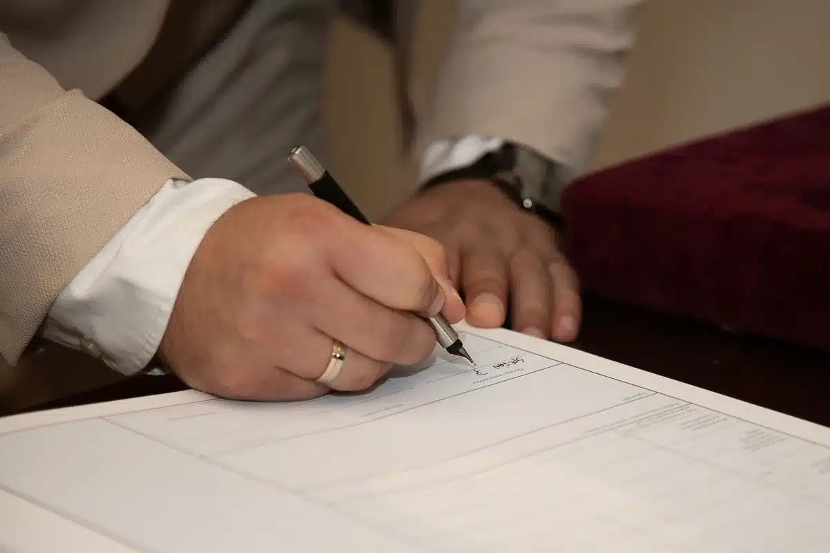 Inquilino firmando un contrato de alquiler