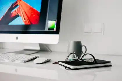 Estudio de animación con monitores, tableta gráfica y manos trabajando