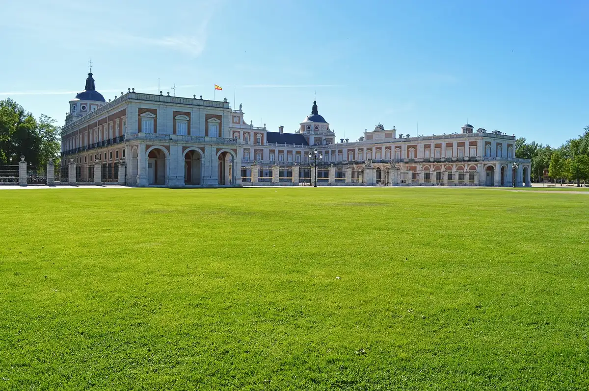 Jardines del Palacio Real de Aranjuez con el Museo de Falúas en el entorno