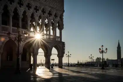 Patio de palacio con jardines formales y visitantes anónimos al amanecer