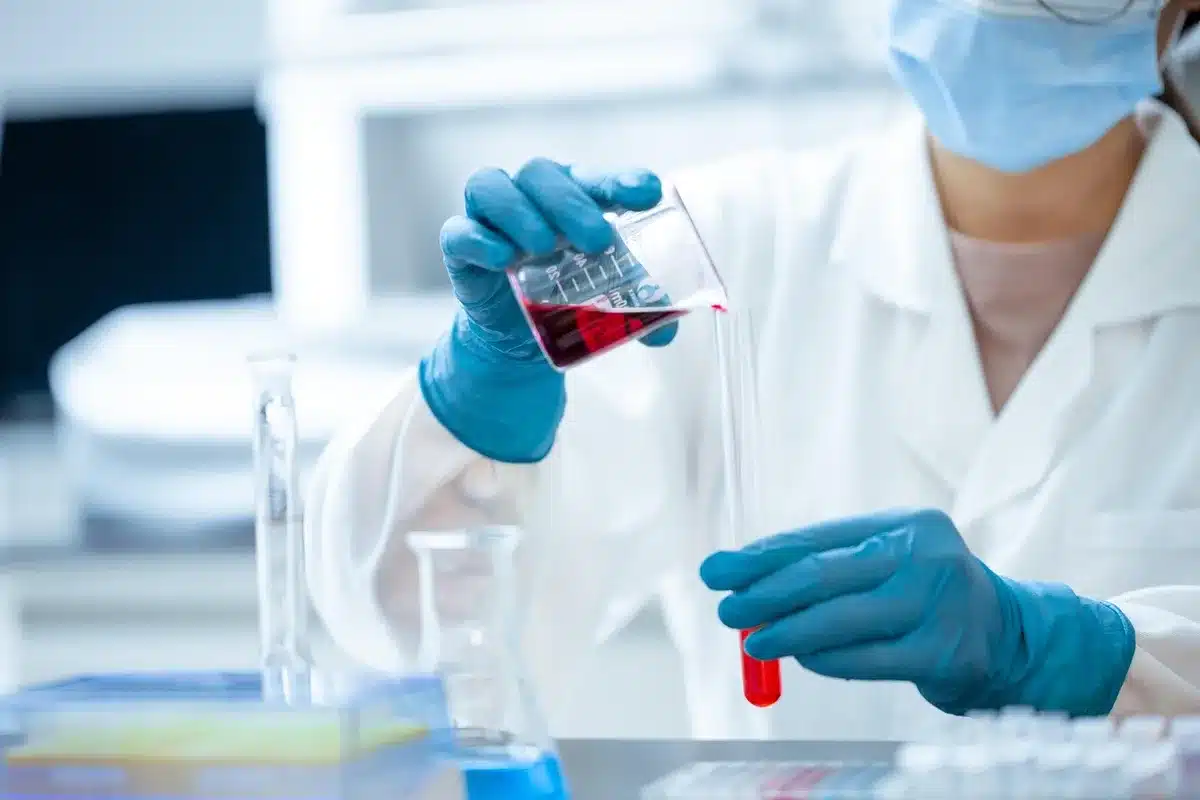 Buque de investigación desplegando equipos en cubierta